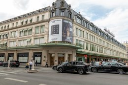 24-rue-de-Sèvres;-Banderole-publicitaire;-Chorégraphie;-Ciel-nuageux;-Commerce-de-luxe;-Enseigne;-Grand-magasin;-Kaleidos;-Kaleidos-images;-La-parole-à-limage;-Lucarne-cintrée;-Marquise-vitrée;-Mourad-Merzouki;-Passage-piéton;-Scène-de-rue;-Spectacle-Babel;-Stories-Pictures;-Tarek-Charara;-Toit-mansardé;-Voiture
